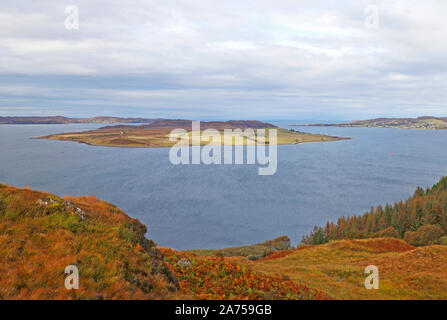 Una vista di Loch Pecora e l'isola di pecora dalla A832 strada in Wester Ross, Scotland, Regno Unito, Europa. Foto Stock