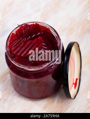 In casa di barbabietole sottaceto in vetro preservare jar, alimento fermentato Foto Stock