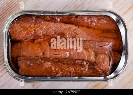 Aperto può di conserve di sgombri i filetti di pesce su sfondo di legno Foto Stock