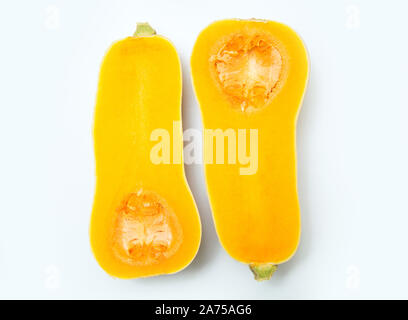 Due fette di mezza zucca contro uno sfondo bianco. Raccolto autunnale. Ingredienti per la dieta insalata o spremuta fresca. Foto Stock