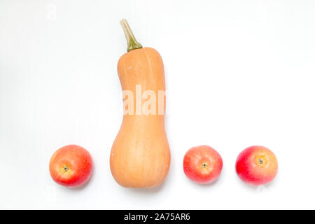Una zucca e tre mele su uno sfondo bianco. Ingredienti per la dieta insalata o spremuta fresca. Foto Stock