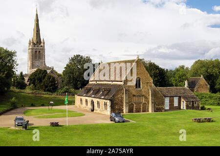 La Grande Hall del XII secolo il castello di Oakham e il campanile della chiesa di Tutti i Santi. Oakham, Rutland, Inghilterra, Regno Unito, Gran Bretagna Foto Stock