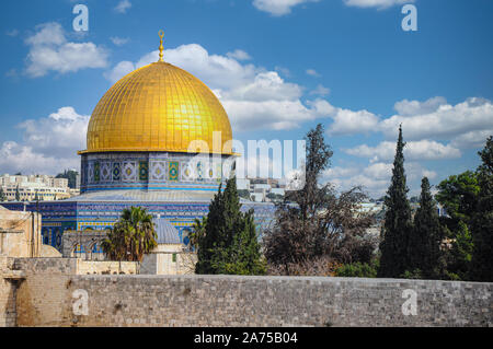 Parete occidentale dominato dalla cupola della roccia di Gerusalemme Foto Stock