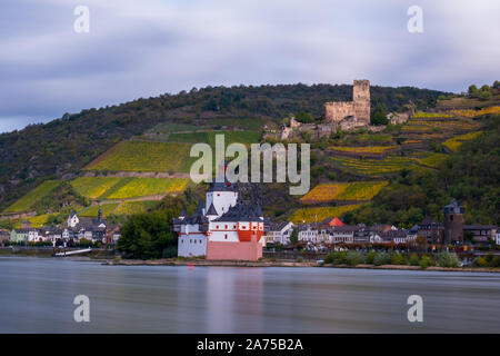 Reno tedesco castelli di Pfalzgrafenstein e Gutenfels, Kaub, Germania Foto Stock