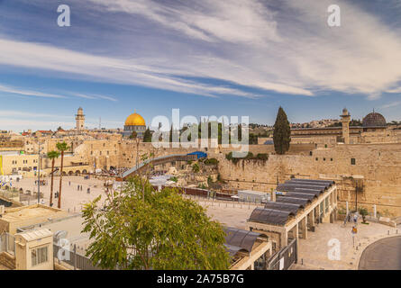 Parete occidentale dominato dalla cupola della roccia di Gerusalemme Foto Stock