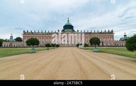 Potsdam e Berlino - Germania - Agosto 7, 2019: Ampia vista della facciata del castello di Sanssouci. Foto Stock