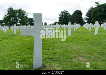 La spiaggia di Omaha, Normandia / Francia - 16 agosto 2019: lapide di una fossa comune e un soldato sconosciuto al cimitero americano a Omaha Beach Foto Stock