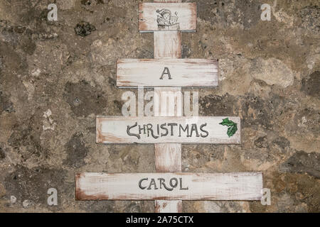 Modo di indicazione per Santa Claus home, Mercatino di Natale di Limatola, Caserta, Italia. Foto Stock