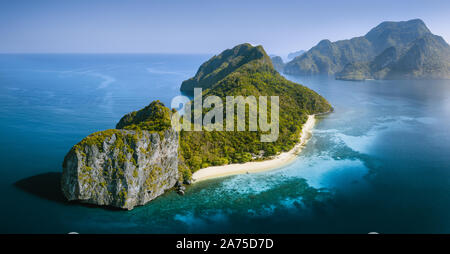 Antenna fuco immagine di panorama di elicottero isola nella baia di Bacuit in El Nido, PALAWAN FILIPPINE illuminato da alba luce Foto Stock