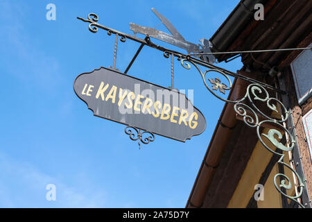 Un tradizionale ferro battuto segno per la terrazza del ristorante Kayserberg in Kayserberg Alsace Francia con una cicogna Foto Stock