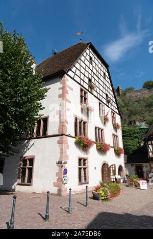 Metà di vecchie case con travi di legno e edifici nella città medievale di Kayserberg Alsace Francia Foto Stock