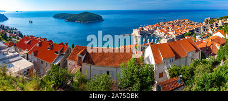 Panoramica aerea del porto vecchio e il centro storico di Dubrovnik con una vista dell'isola di Lokrum, Croazia Foto Stock