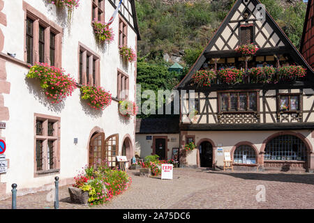 Metà di vecchie case con travi di legno e edifici nella città medievale di Kayserberg Alsace Francia Foto Stock