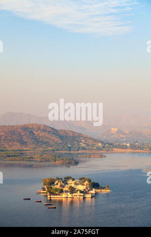 India Rajasthan, Udaipur, vista in elevazione del Lago Pichola e Udaipur Città Foto Stock