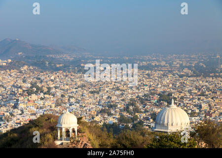 India Rajasthan, Udaipur, vista in elevazione del Lago Pichola e Udaipur Città Foto Stock