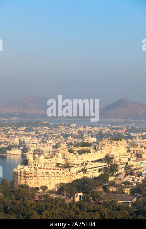 India Rajasthan, Udaipur, vista in elevazione del Lago Pichola e Udaipur Città Foto Stock