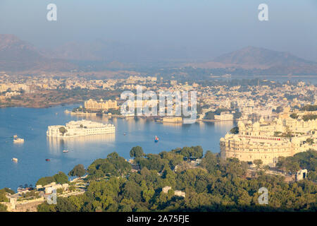 India Rajasthan, Udaipur, vista in elevazione del Lago Pichola e Udaipur Città Foto Stock