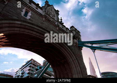 Arco del maestoso il Tower Bridge di Londra, con la torre di Shard visibile in background, nella luce del tramonto Foto Stock