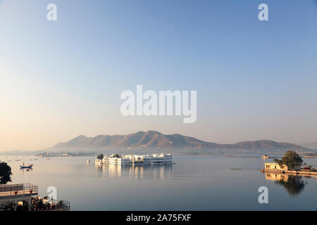 India Rajasthan, Udaipur, lago Pichola e il Lago Palace Foto Stock