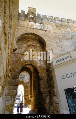 Puerta de Sevilla, Moorish gateway per la vecchia città di Carmona, Andalusia. Spagna Foto Stock