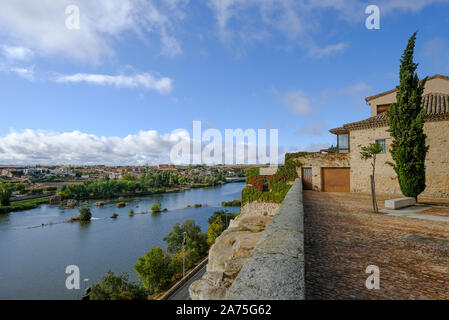 Il fiume Douro passando attraverso Zamora sulla sua strada verso l'atlantico a Porto in Portogallo. Zamora, Spagna. Foto Stock