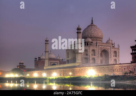 India, Uttar Pradesh, Agra il Taj Mahal (Sito UNESCO), in una notte di luna piena Foto Stock