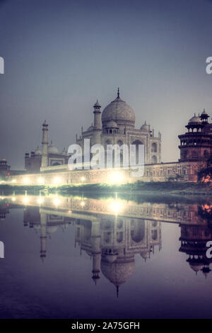 India, Uttar Pradesh, Agra il Taj Mahal (Sito UNESCO), in una notte di luna piena Foto Stock