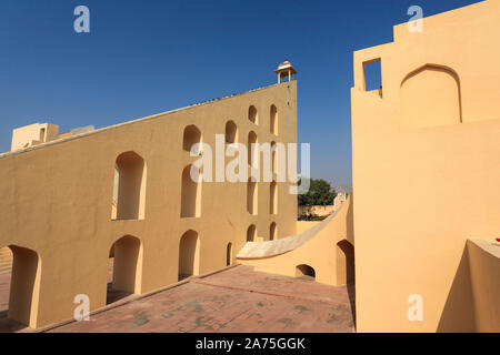 India Rajasthan, Jaipur, Jantar Mantar (osservatorio astronomico), Brihat Samrat Yantra braccio gnomonica Foto Stock