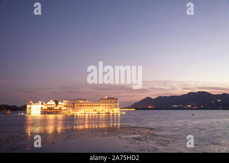 India Rajasthan, Udaipur, vista di Lal Ghat e Palazzo di Città complessa Foto Stock