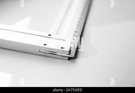 Uno strumento per misurare gli angoli e più su sfondo bianco Foto Stock