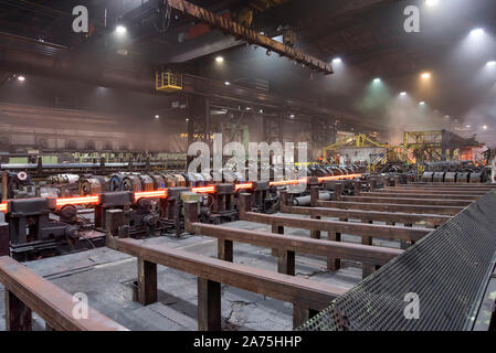 Produzione di tubi metallici in acciaio e laminatoio - Architettura e tecnologia in un'azienda industriale Foto Stock