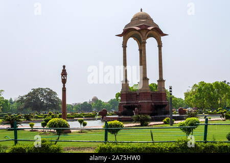 Vista sul baldacchino nelle vicinanze del Cancello indiano edificio laterale di tutta l India Memoriale di guerra complessa. New Delhi, India, Asia Foto Stock