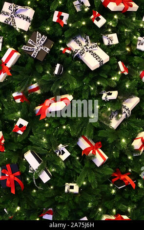 Seamless texture di сhristmas albero decorato con il bianco confezioni regalo. New York. Stati Uniti d'America. Foto Stock