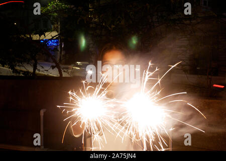 Giovane donna lo scoppio di petardi DURANTE IL DIWALI IN MUMBAI Foto Stock