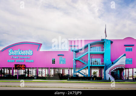 Una testa di squalo ingresso e luminoso edificio rosa saluta i clienti a Sharkheads souvenir shop, Ottobre 22, 2019, in Biloxi Mississippi. Foto Stock