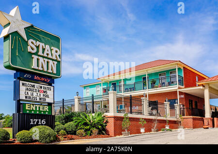 Un segno per la Star Inn motel è raffigurato con il motel in background, Ottobre 22, 2019, in Biloxi Mississippi. Foto Stock