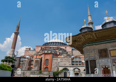 Istanbul: vista panoramica di Ahmet Cesmesi, la fontana del Sultano Ahmed III costruito sotto il sultano ottomano nel 1728, con la famosa Santa Sofia Foto Stock