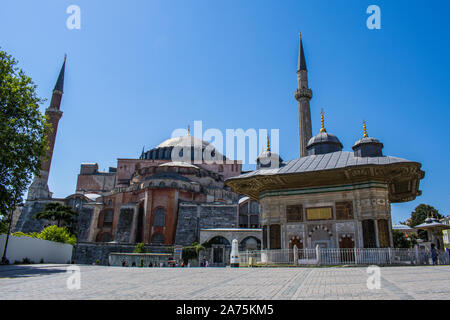 Istanbul: vista panoramica di Ahmet Cesmesi, la fontana del Sultano Ahmed III costruito sotto il sultano ottomano nel 1728, con la famosa Santa Sofia Foto Stock