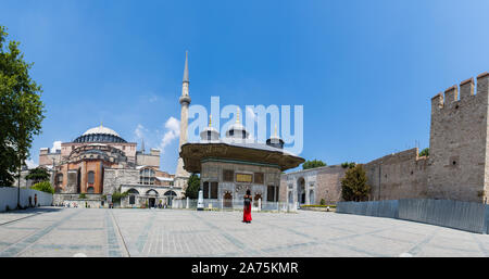 Istanbul: vista panoramica di Ahmet Cesmesi, la fontana del Sultano Ahmed III costruito sotto il sultano ottomano nel 1728, con la famosa Santa Sofia Foto Stock