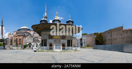 Istanbul: vista panoramica di Ahmet Cesmesi, la fontana del Sultano Ahmed III costruito sotto il sultano ottomano nel 1728, con la famosa Santa Sofia Foto Stock
