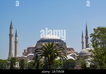 Istanbul: Hagia Sophia, ex greci ortodossi cristiani Cattedrale Patriarcale poi Ottoman Imperial moschea ed ora museo, visto da Sultan Ahmet Park Foto Stock