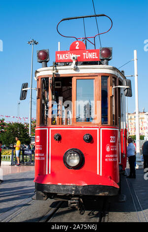 Istanbul: la storica T2 Taksim-Tunel linea tram in Piazza Taksim, il cuore della moderna Istanbul in tutte le principali mete di svago e il quartiere di Beyoglu Foto Stock