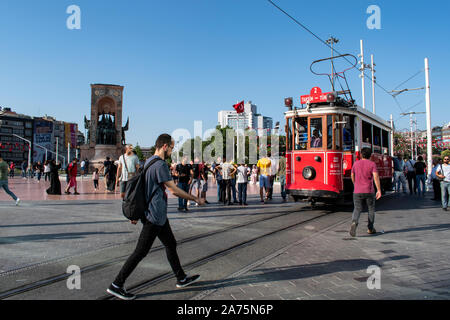 Istanbul: storico T2 Taksim-Tunel linea tram e persone in Piazza Taksim, cuore moderno di Istanbul in tutte le principali mete di svago e Beyoglu district Foto Stock