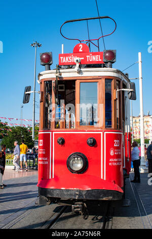 Istanbul: la storica T2 Taksim-Tunel linea tram in Piazza Taksim, il cuore della moderna Istanbul in tutte le principali mete di svago e il quartiere di Beyoglu Foto Stock