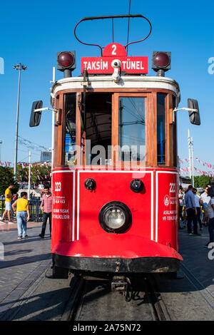 Istanbul: la storica T2 Taksim-Tunel linea tram in Piazza Taksim, il cuore della moderna Istanbul in tutte le principali mete di svago e il quartiere di Beyoglu Foto Stock