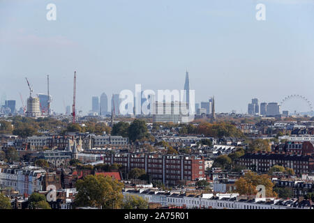 Vista generale di Londra da un blocco a torre, nella zona ovest di Londra il giorno della prima relazione dall'inchiesta pubblica nel fuoco quale rivendicato 72 vive è pubblicato. Foto Stock