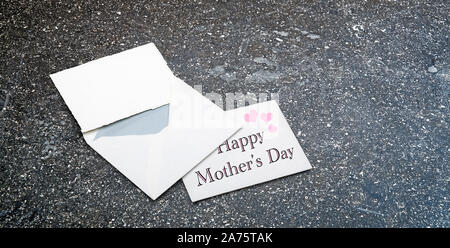 Lettera vuota e la busta con la madre felice giorno testo sulla tavola di marmo Foto Stock