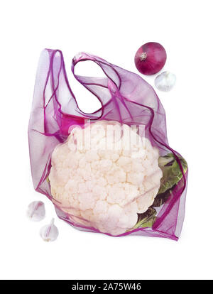 Verdure, cavolfiore, aglio, cipolla viola in viola eco borsa con manici, tessuto a rete shopper su sfondo bianco. Settore Ecologia Ambiente nozione Foto Stock