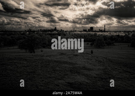 Immagine a infrarossi - vista da Primrose Hill alla city di Londra - Inghilterra - UK Foto Stock