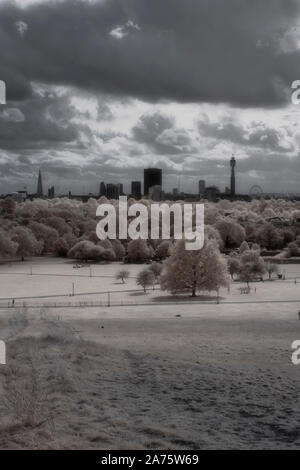 Immagine a infrarossi - vista da Primrose Hill alla city di Londra - Inghilterra - UK Foto Stock